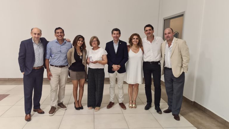 RECONOCIMIENTO POR 25 AÑOS A LA SRA. OLGA MURILLO. TRABAJADORA DEL COLEGIO.